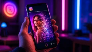 Pessoa segurando um smartphone com a interface do Instagram aberta, recebendo uma foto temporária com efeito visual de desaparecimento. Ao fundo, uma atmosfera digital moderna com elementos roxos, rosas e azulados, remetendo ao Instagram, com sensação de urgência e curiosidade.